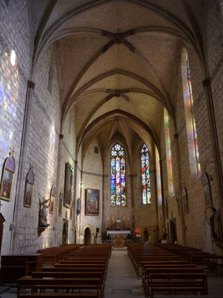L'intérieur de la Collégiale Saint-Pierre
