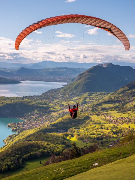 Istock, Parapente au dessus du Lac d'Annecy