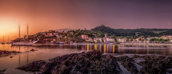 Lever de soleil sur la plage Port D’avall dans la charmante ville de Collioure