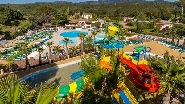 Un camping dans un cadre verdoyant, dans le sud de la France
