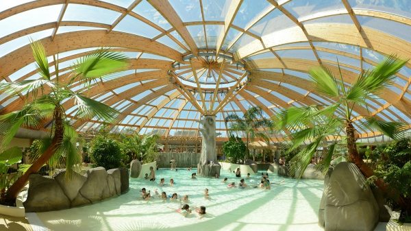 Waterpark onder een koepel
