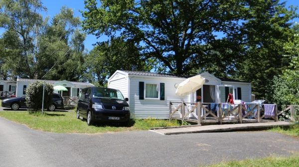 Un mobile-home avec une rampe d'accès