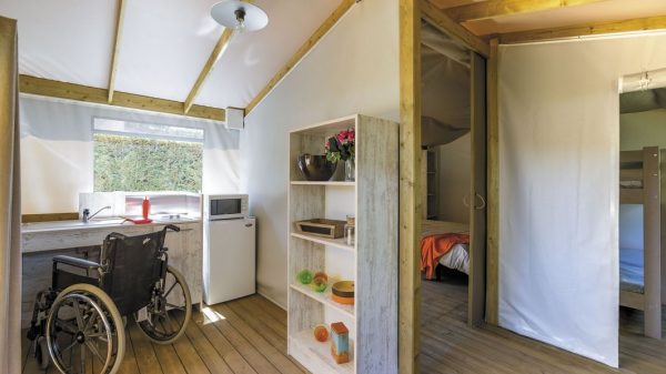 Il existe même des tentes lodges PMR