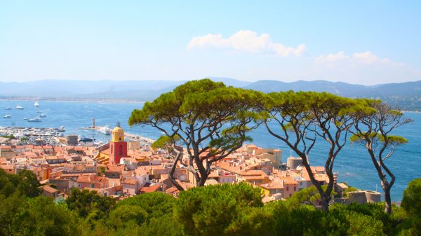 Vue sur le village de Saint-Tropez avec la Méditerranée en contrebas