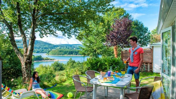 Un camping au bord du lac de Laouzas