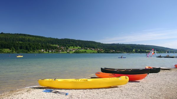 Canoës au bord du lac de Saint-Point dans le Doubs