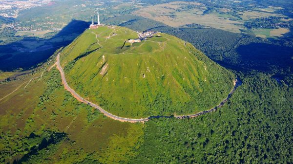 Vue aérienne du volcan Puy de Dôme en Auvergne