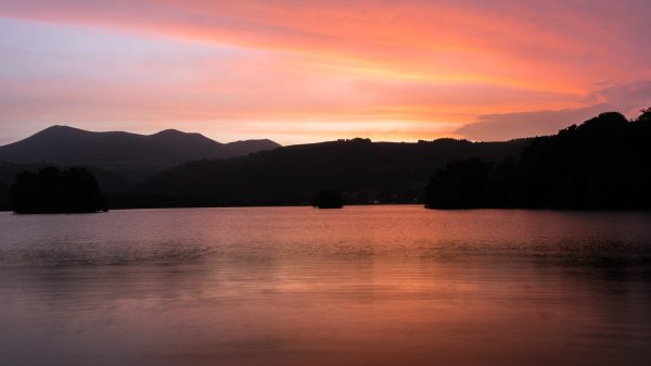 Coucher de soleil sur le lac Chambon dans le Puy de Dôme en Auvergne
