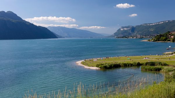 Einer der vielen Strände des Lac du Bourget für ein Sommerbad