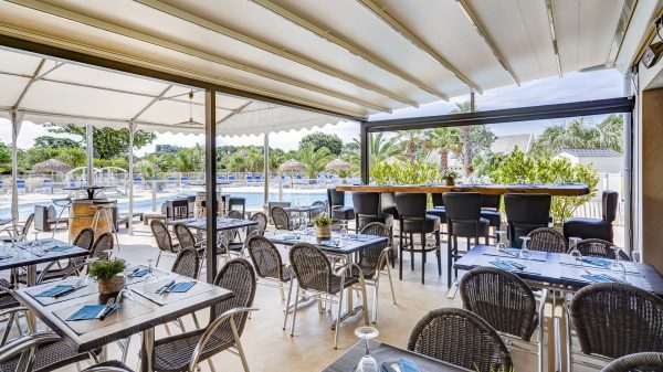 Ein Restaurant mit Blick auf den Pool