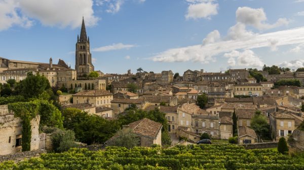Village de Saint-Emilion entouré de vignes