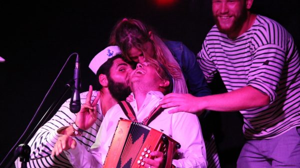 La bonne humeur des animateurs bretons pendant les soirées du camping