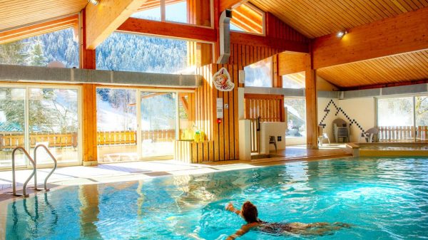 Piscina cubierta y climatizada del camping