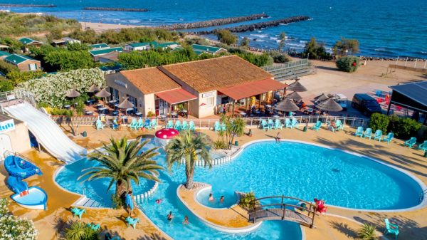Hébergements et parc aquatique du camping au plus près de la plage