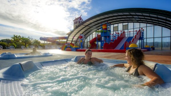 La bañera de hidromasaje del parque acuático en el corazón de Finistère