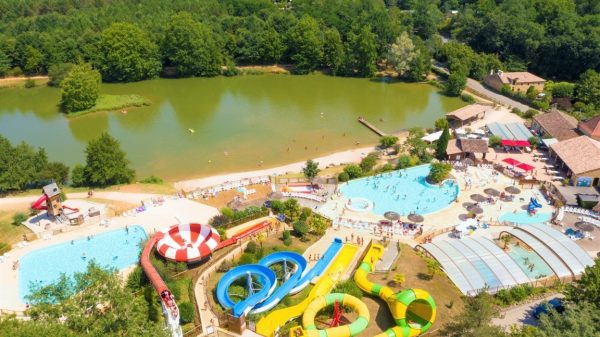 Un camping a orillas del estanque