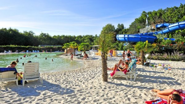 Een lagune en waterglijbanen