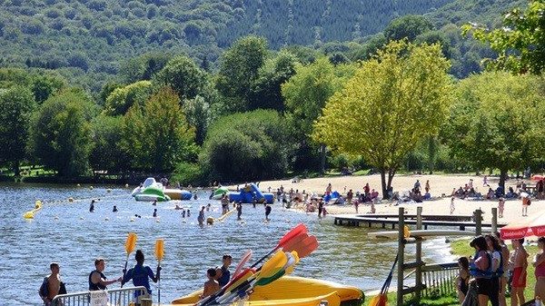 Baignade dans l'étang de Courtille, à 2 pas du camping