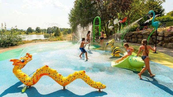 Jeux d'eau pour les enfants au camping