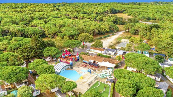 Camping La Bonne étoile in a green setting