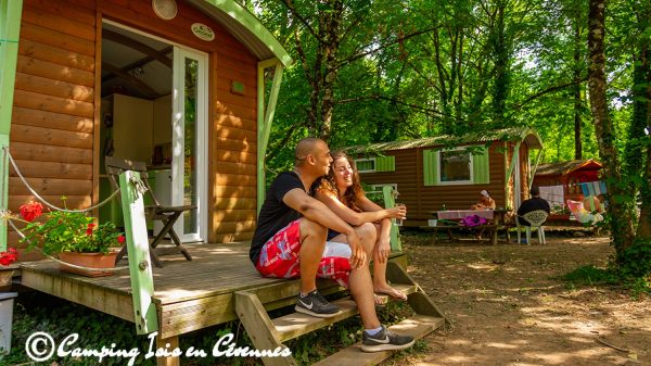 Moment de détente sur le perron d'une roulotte