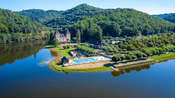 Un camping au bord du lac en Corrèze