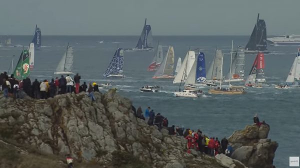 Les spectateurs assistent au départ de la Route du Rhum depuis la côte