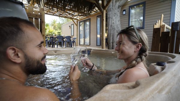Détente dans un jacuzzi privé, dans un mobil-home haut de gamme (3 chambres)