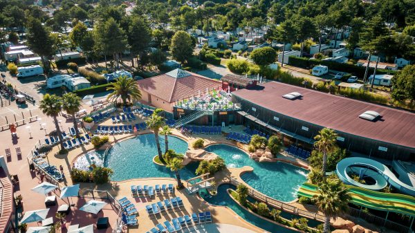 Camping et parc aquatique en pleine campagne
