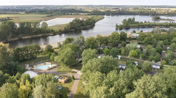 Un camping au bord de rivière