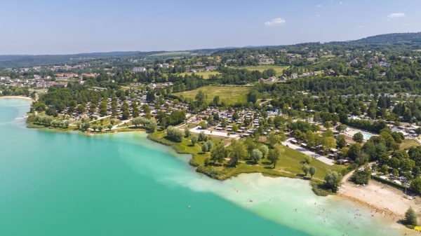 Pourquoi ne pas partir au camping au bord du lac de Clairvaux, dans le Jura ?