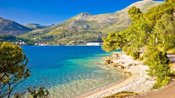 Plage sur la mer Adriatique, région de Dubrovnik, en Croatie
