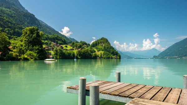 Rive du lac de Brienz dans le village d'Iseltwald, Suisse