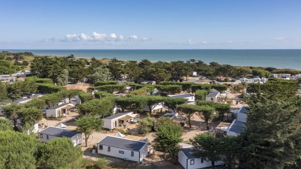 Direct access to the beach in front of the campsite les amis de la plage
