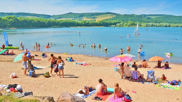Direkter Zugang zum Strand des Sees vom Campingplatz aus
