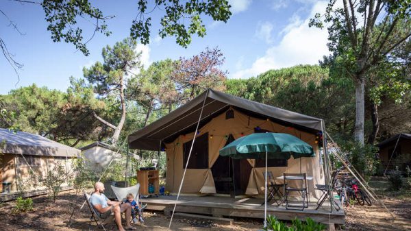 Een safaritent op een camping op het Île de Ré