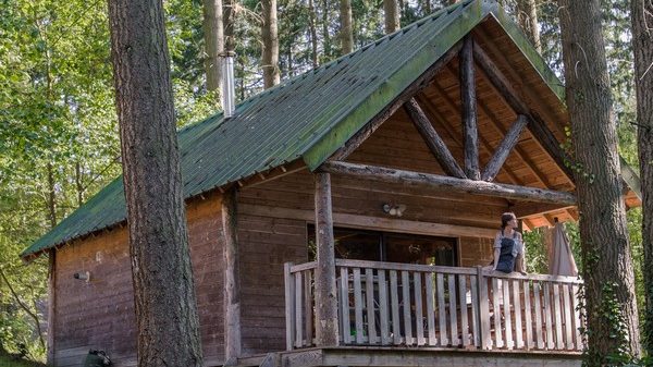 Zelten Sie in einer außergewöhnlichen Waldumgebung im Huttopia-Dorf Senonches