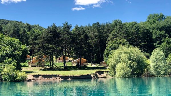 Un camping au bord du lac de Serre-Ponçon