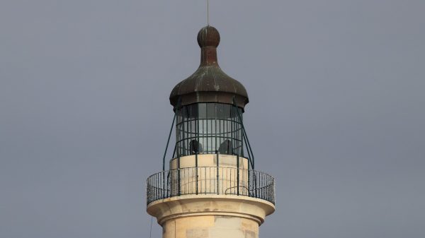  Viejo faro con linterna de cobre