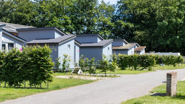 Unterkünfte in einem schattigen Park