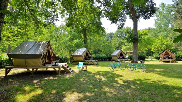 Un bivouac nomade, une tente qui revisite la tente canadienne