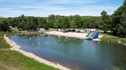 Un camping a orillas del estanque, cerca de Wattwiller