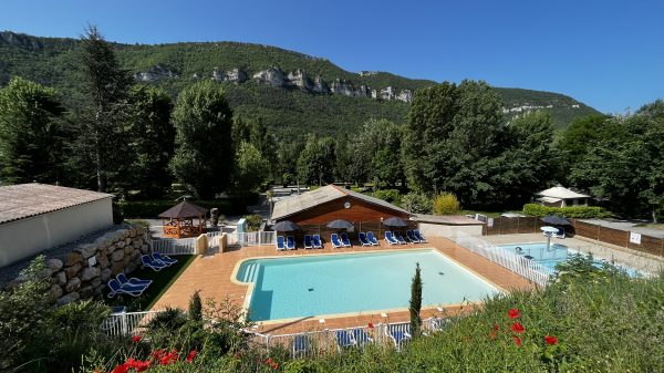La piscine avec vue sur les montagnes de l'Aveyron
