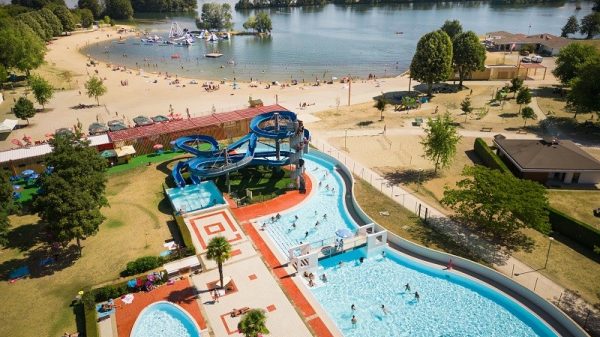 Wasserpark und Strand am See