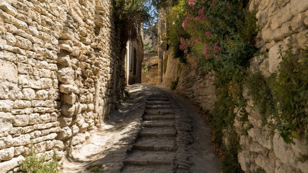Una de las calles empedradas de Gordes