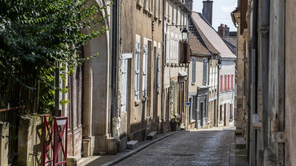 Calle estrecha en el casco antiguo de Sancerre