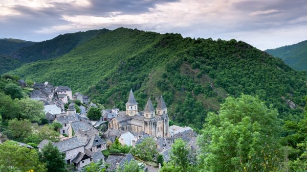 Panoramisch uitzicht op het dorp en de kerk van Sainte-Foy