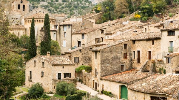 Vue sur le village de Saint-Guilhem