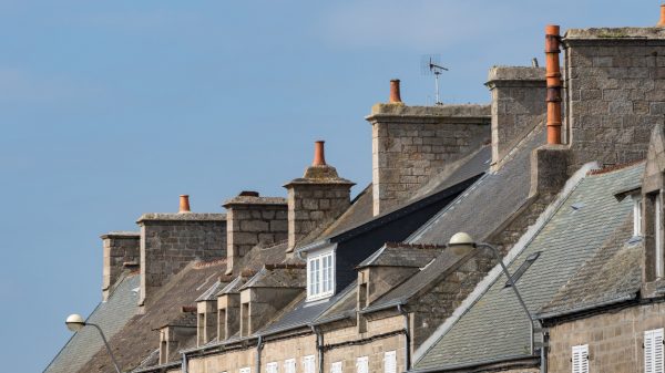 Die typischen blauen Schieferdächer von Barfleur