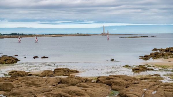 Einer der Strände von Barfleur mit Blick auf den Leuchtturm von Gatteville
